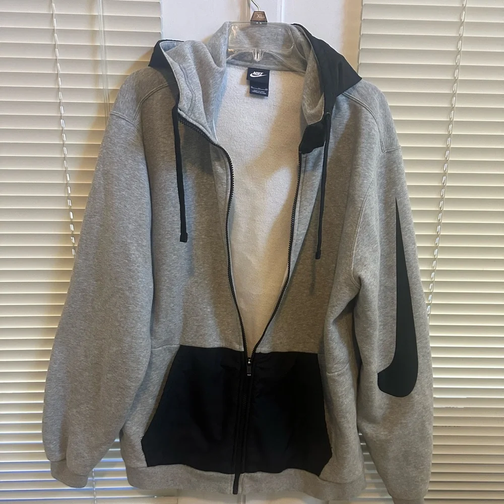 NIKE XL zip sweatshirt, jacket.Wind and rain, resistant hood, and front pockets. - Picture 3 of 6